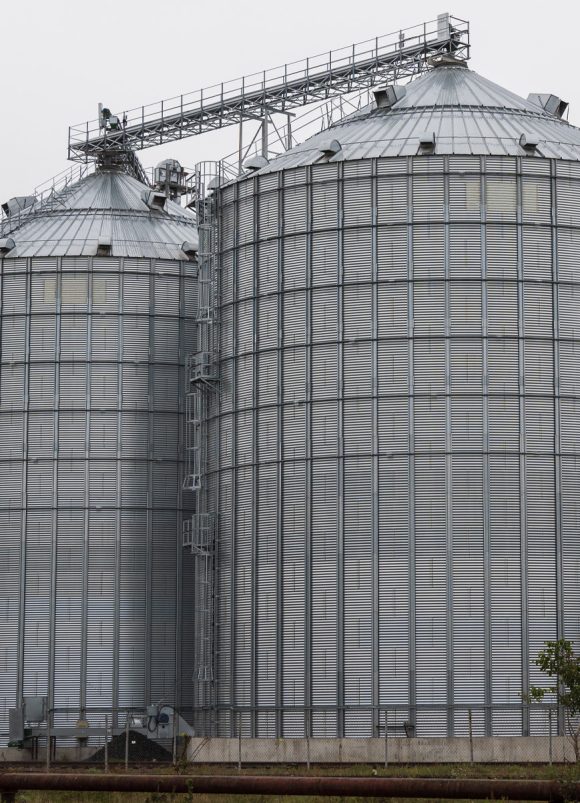 Ligne de transfert pneumatique, mélange et conditionnement d’ingrédients et arômes alimentaires en sortie de tour d’atomisation